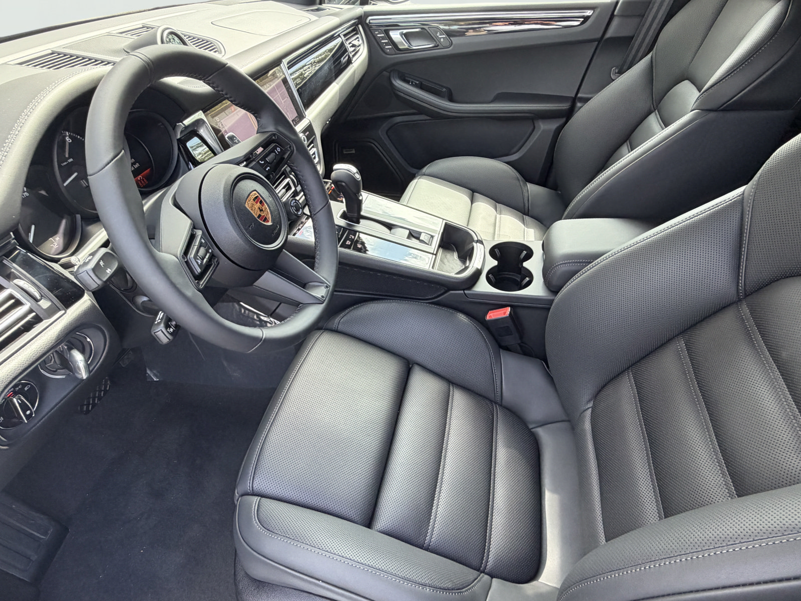 New 2026 Porsche Macan AWD/4WD image 4