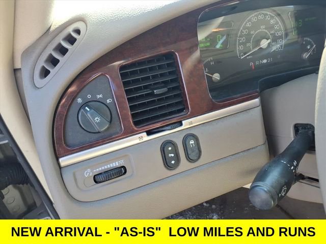 Used 2005 Lincoln Town Car Signature image 9