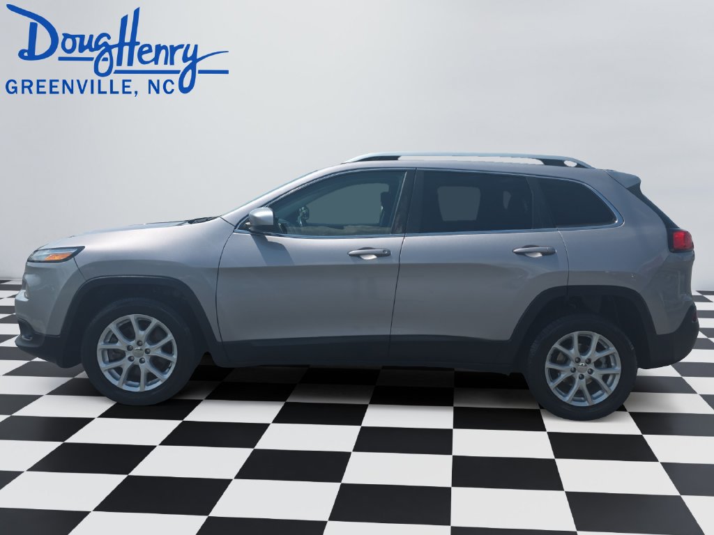 Used 2018 Jeep Cherokee Latitude w/ Cold Weather Group FWD image 2