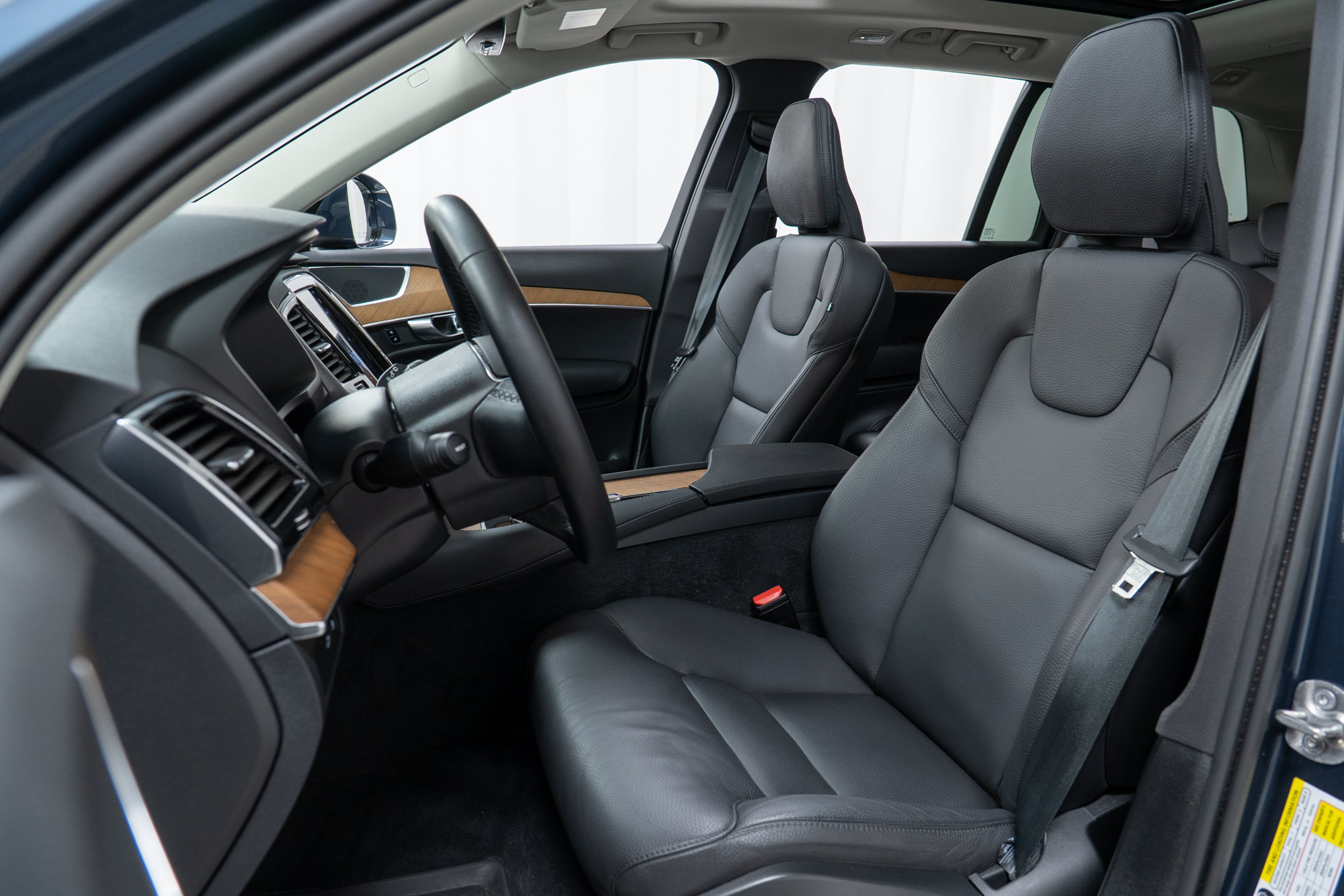 Certified 2025 Volvo XC90 T8 Plus w/ Protection Package Premier AWD/4WD image 13
