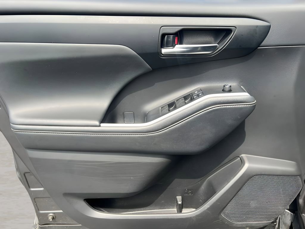 Used 2022 Toyota Highlander XLE image 23