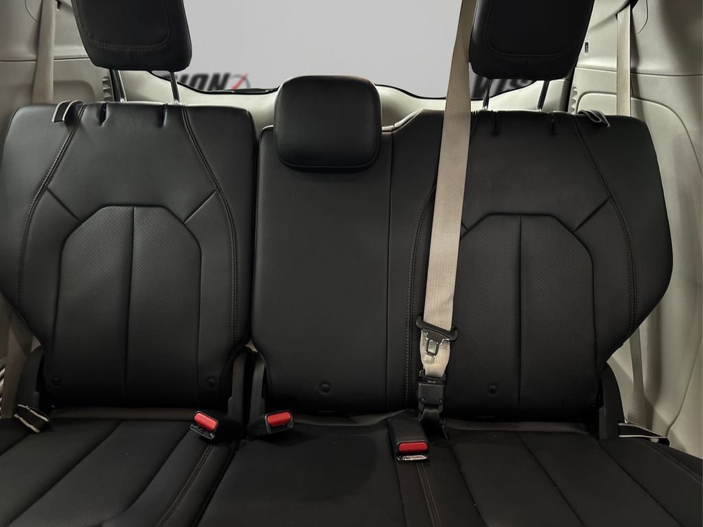 Used 2019 Chrysler Pacifica Touring-L image 35