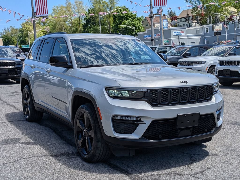 Used 2023 Jeep Grand Cherokee Limited w/ Luxury Tech Group II AWD/4WD image 4