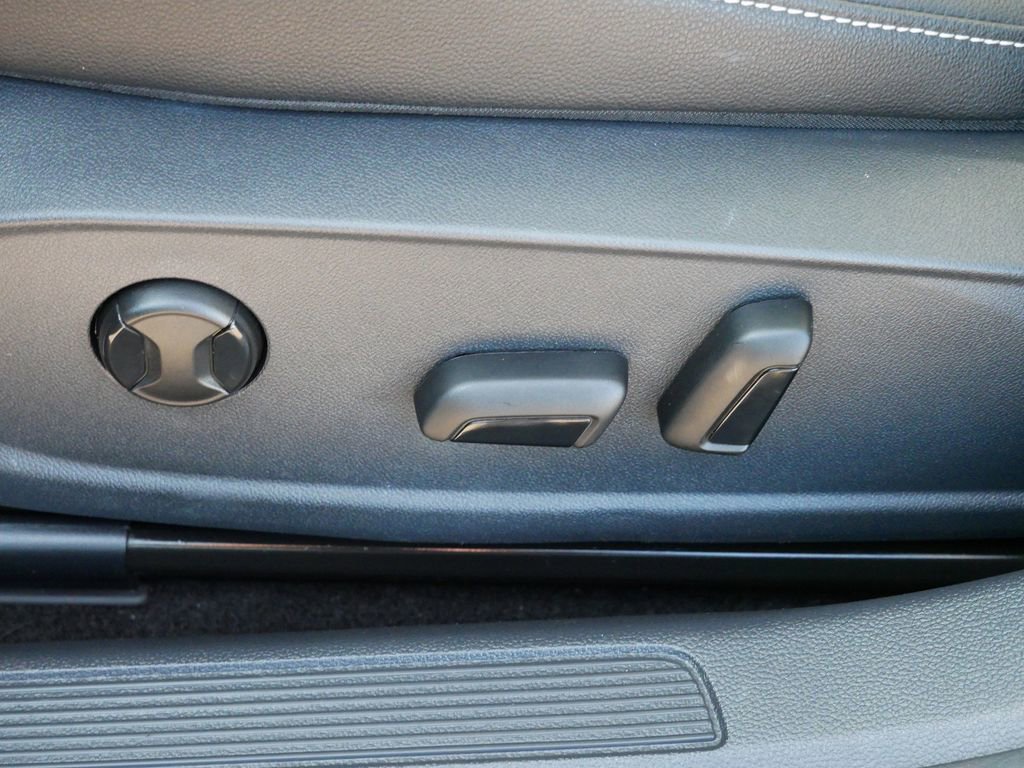 Used 2025 Volkswagen Jetta SE image 17