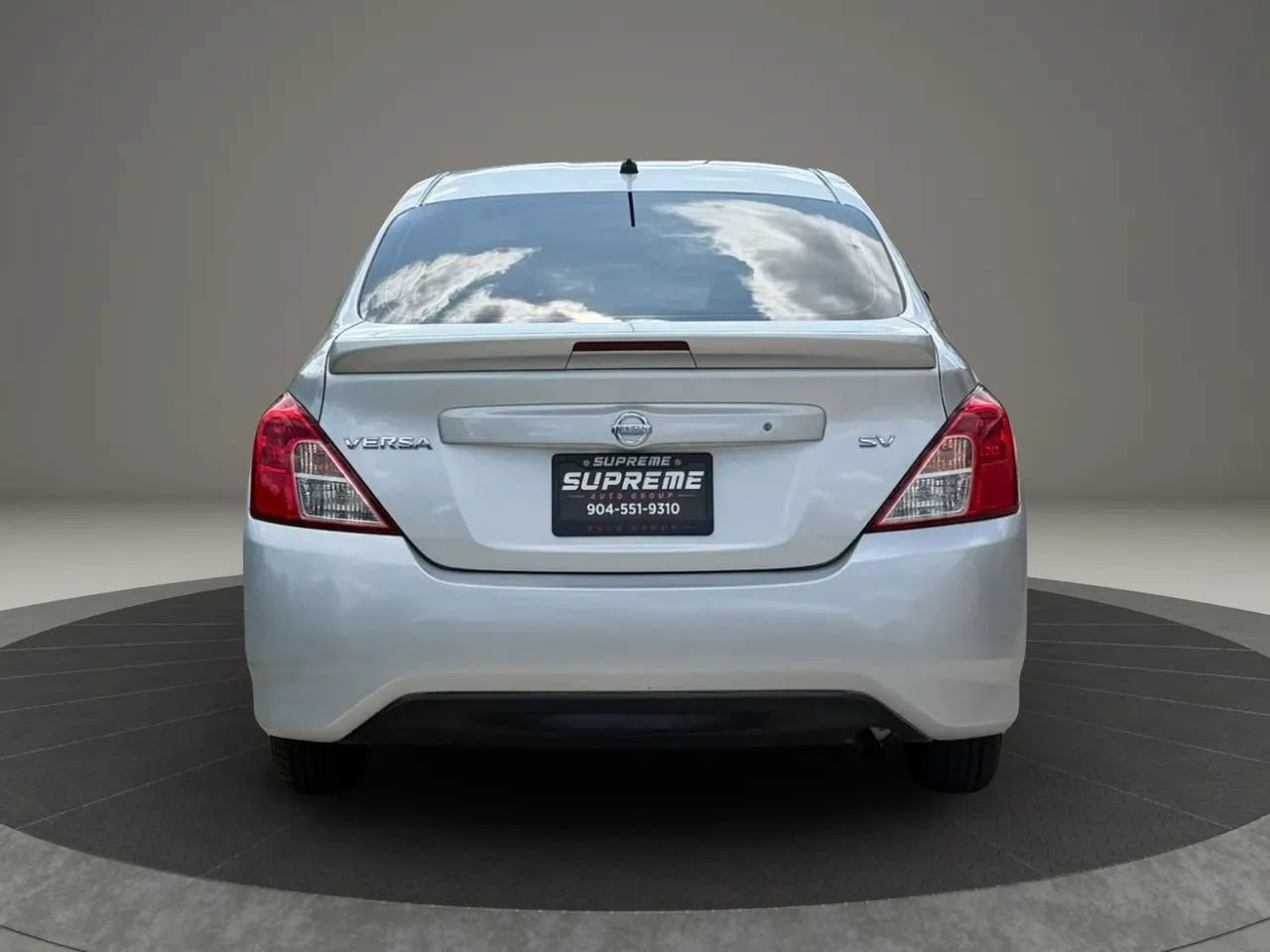Used 2018 Nissan Versa SV FWD image 4