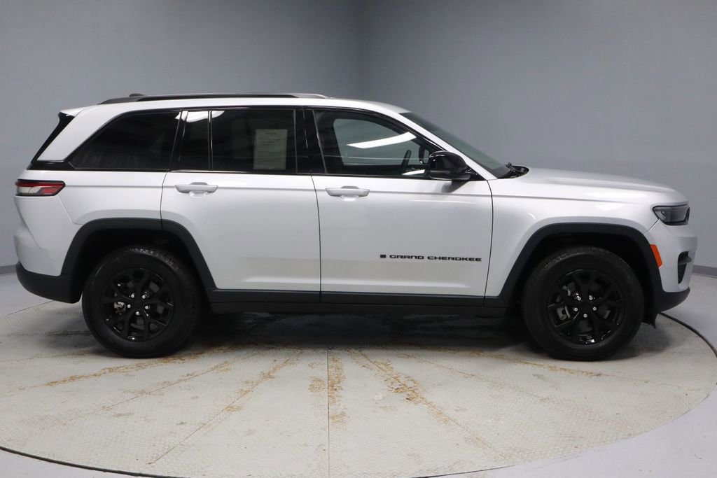 Used 2024 Jeep Grand Cherokee Altitude image 6