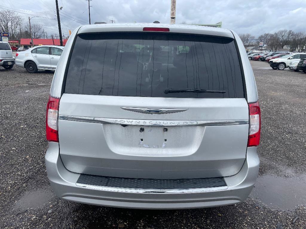 Used 2011 Chrysler Town & Country Touring image 5