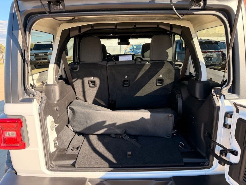 Used 2024 Jeep Wrangler Unlimited Rubicon w/ Technology Group image 36