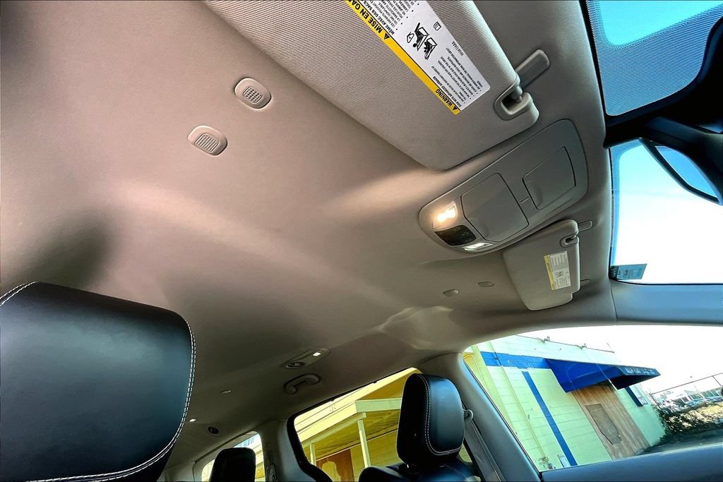Used 2023 Chrysler Pacifica Touring-L FWD image 15