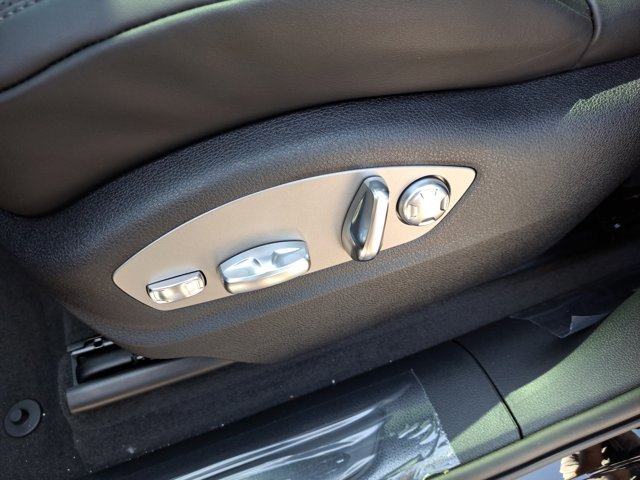 Used 2025 Porsche Macan AWD/4WD image 23
