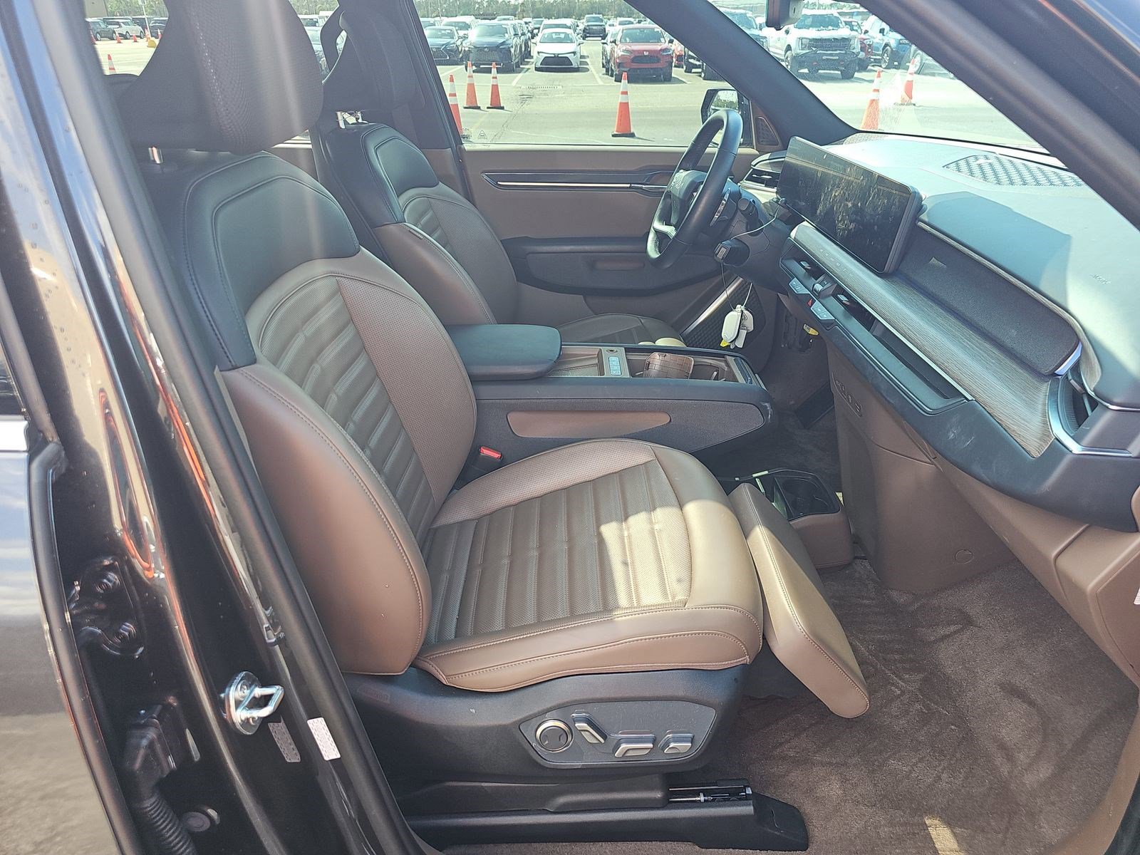 Used 2024 Kia EV9 Land image 11