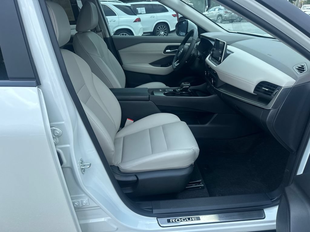 Used 2023 Nissan Rogue SV w/ SV Premium B Package FWD image 11