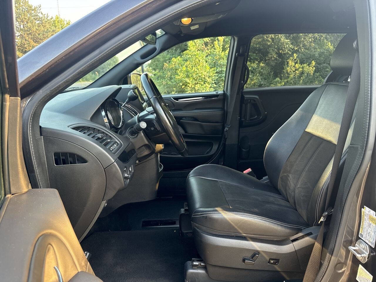 Used 2019 Dodge Grand Caravan SXT w/ Blacktop Package image 12