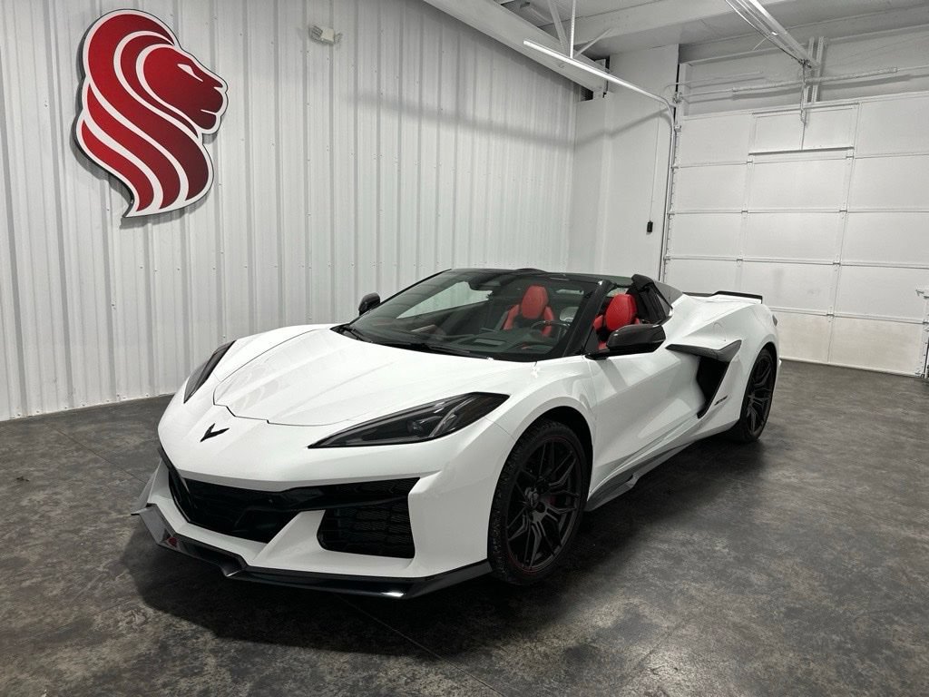 Used 2025 Chevrolet Corvette Z06 RWD image 2