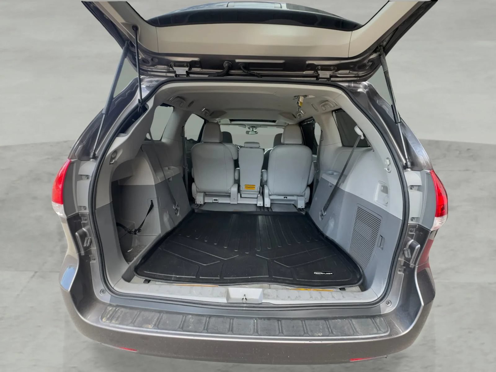 Used 2014 Toyota Sienna XLE FWD image 35
