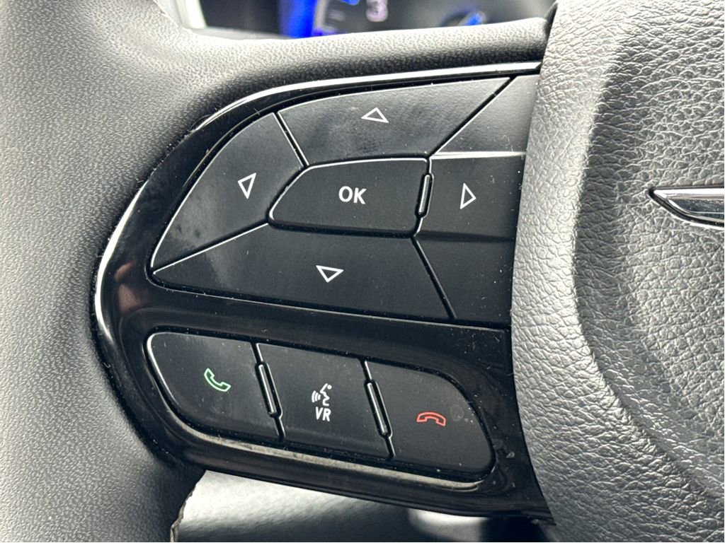 Used 2025 Chrysler Pacifica Limited image 16