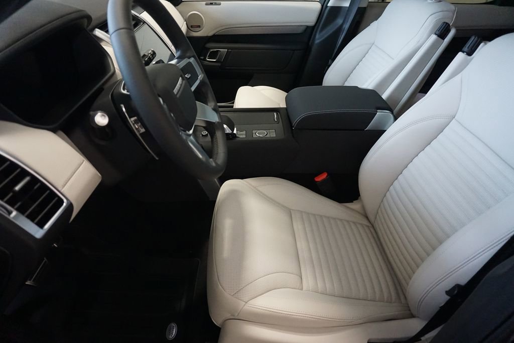 New 2025 Land Rover Discovery Dynamic SE image 19