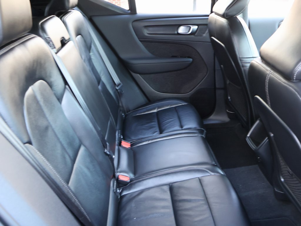 Used 2022 Volvo XC40 T5 Momentum image 14