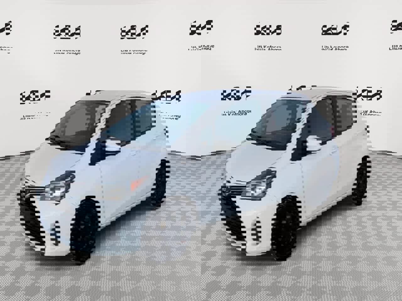 Used 2015 Toyota Yaris L image 4