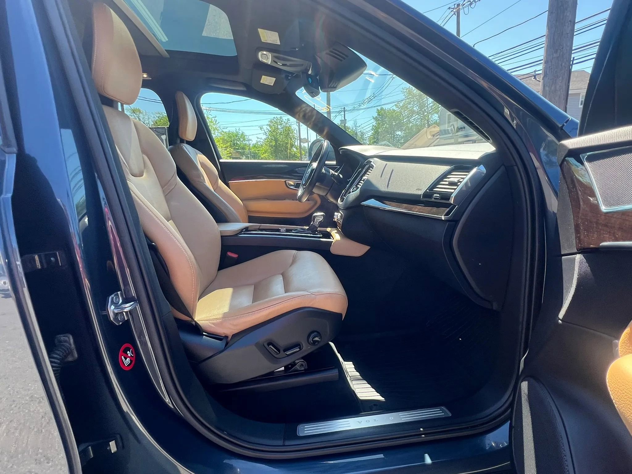 Used 2018 Volvo XC90 T6 Momentum w/ Convenience Package AWD/4WD image 32