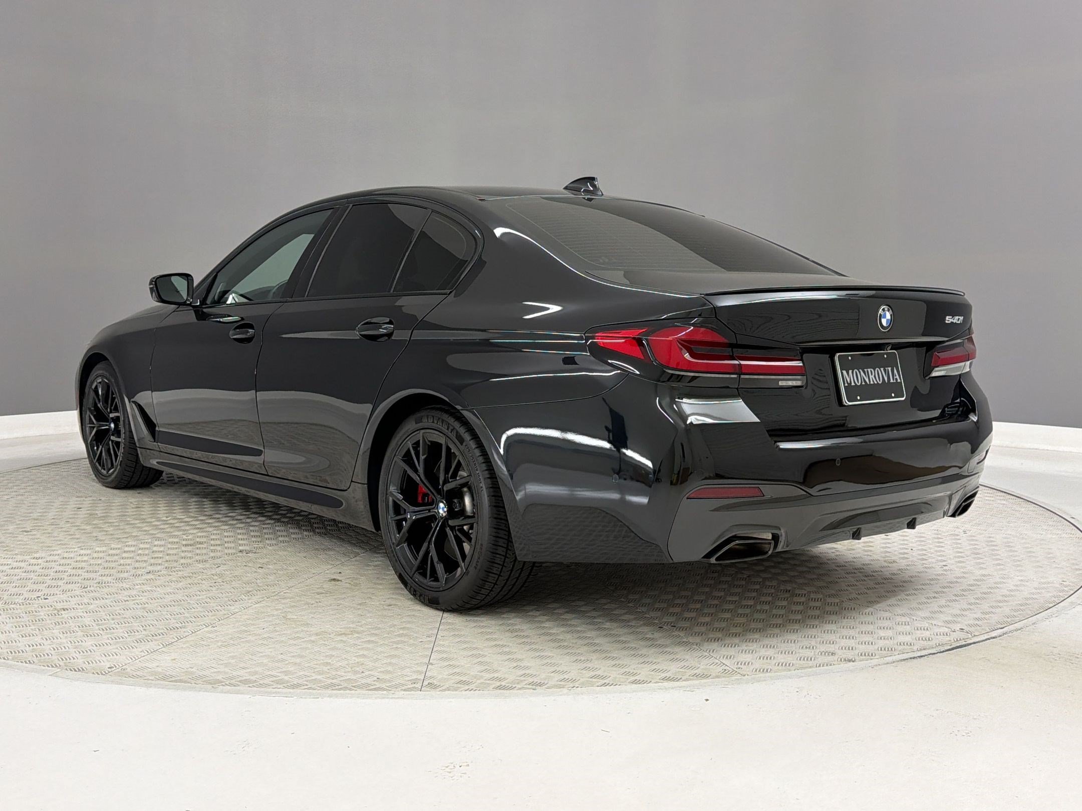 Used 2023 BMW 540i w/ M Sport Package RWD image 3