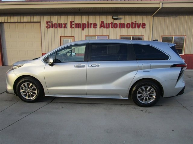 Used 2023 Toyota Sienna XLE AWD/4WD image 2