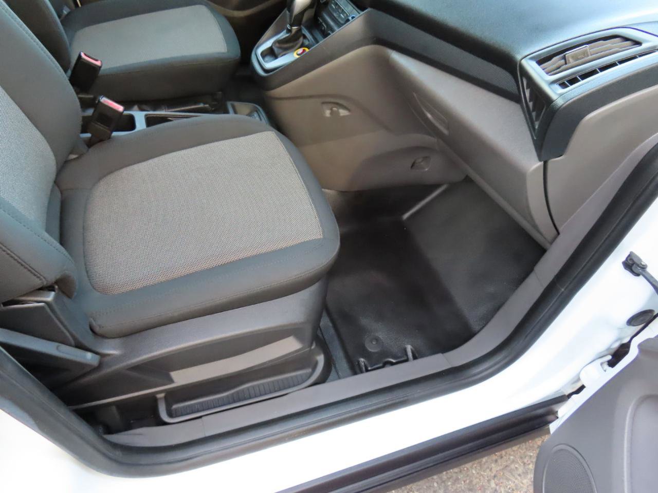 Used 2020 Ford Transit Connect XL image 25