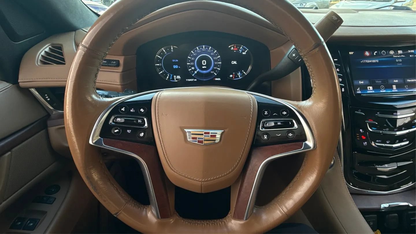Used 2017 Cadillac Escalade Platinum RWD image 29