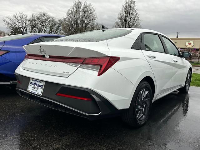 Used 2025 Hyundai Elantra Blue image 3