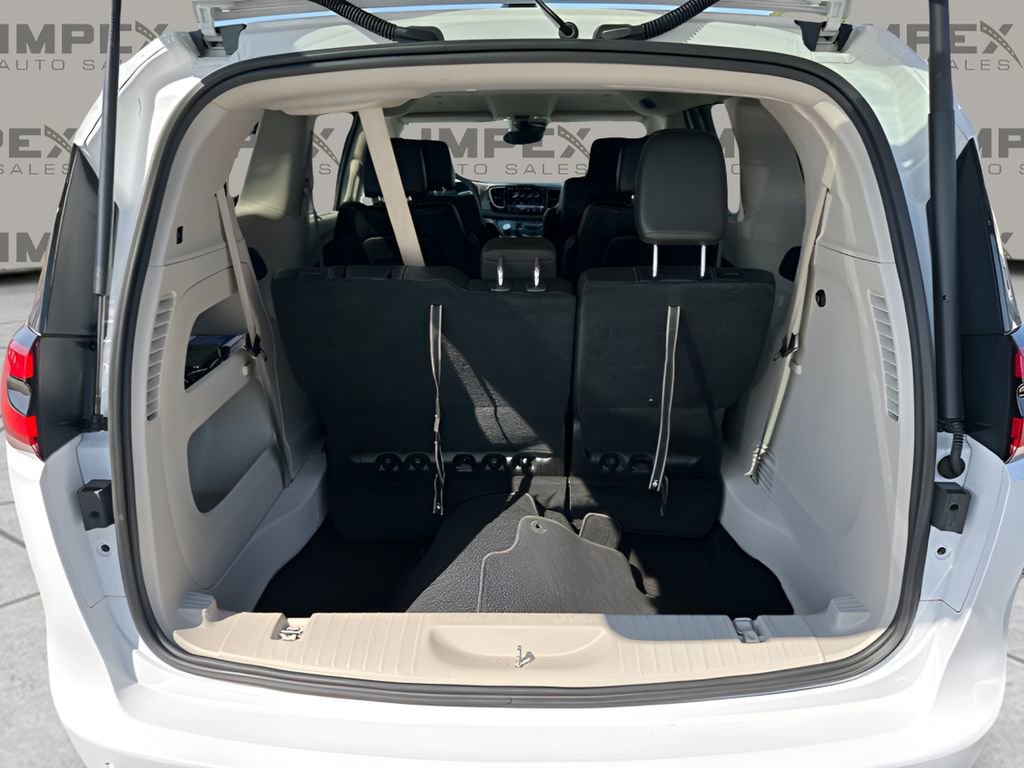Used 2023 Chrysler Pacifica Touring-L FWD image 31