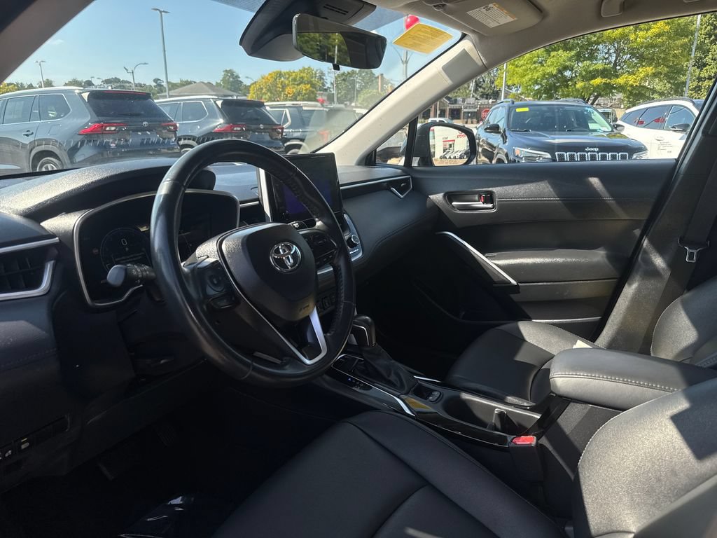 Used 2025 Toyota Corolla Cross XLE FWD image 14