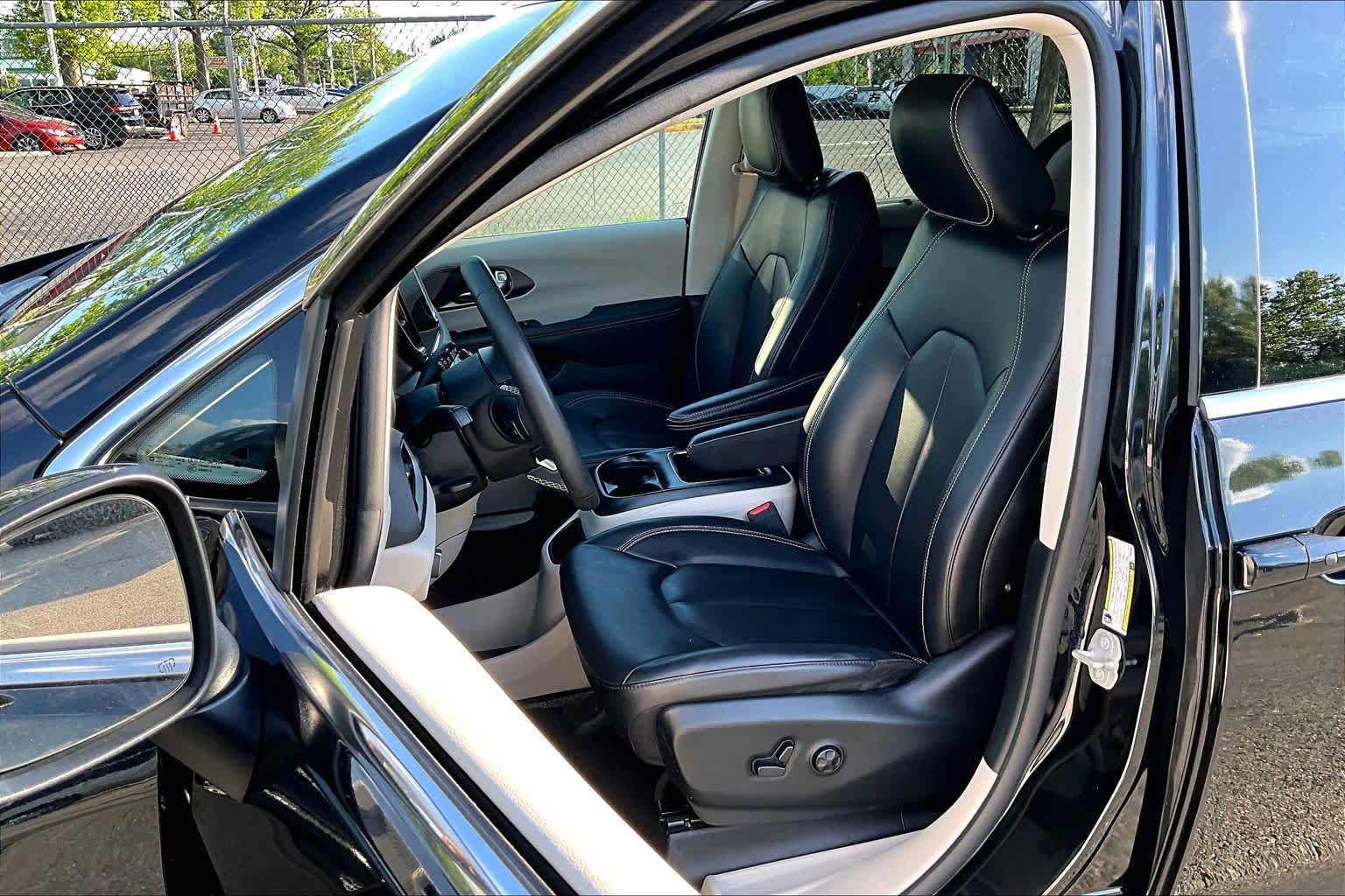Used 2023 Chrysler Pacifica Touring-L FWD image 8