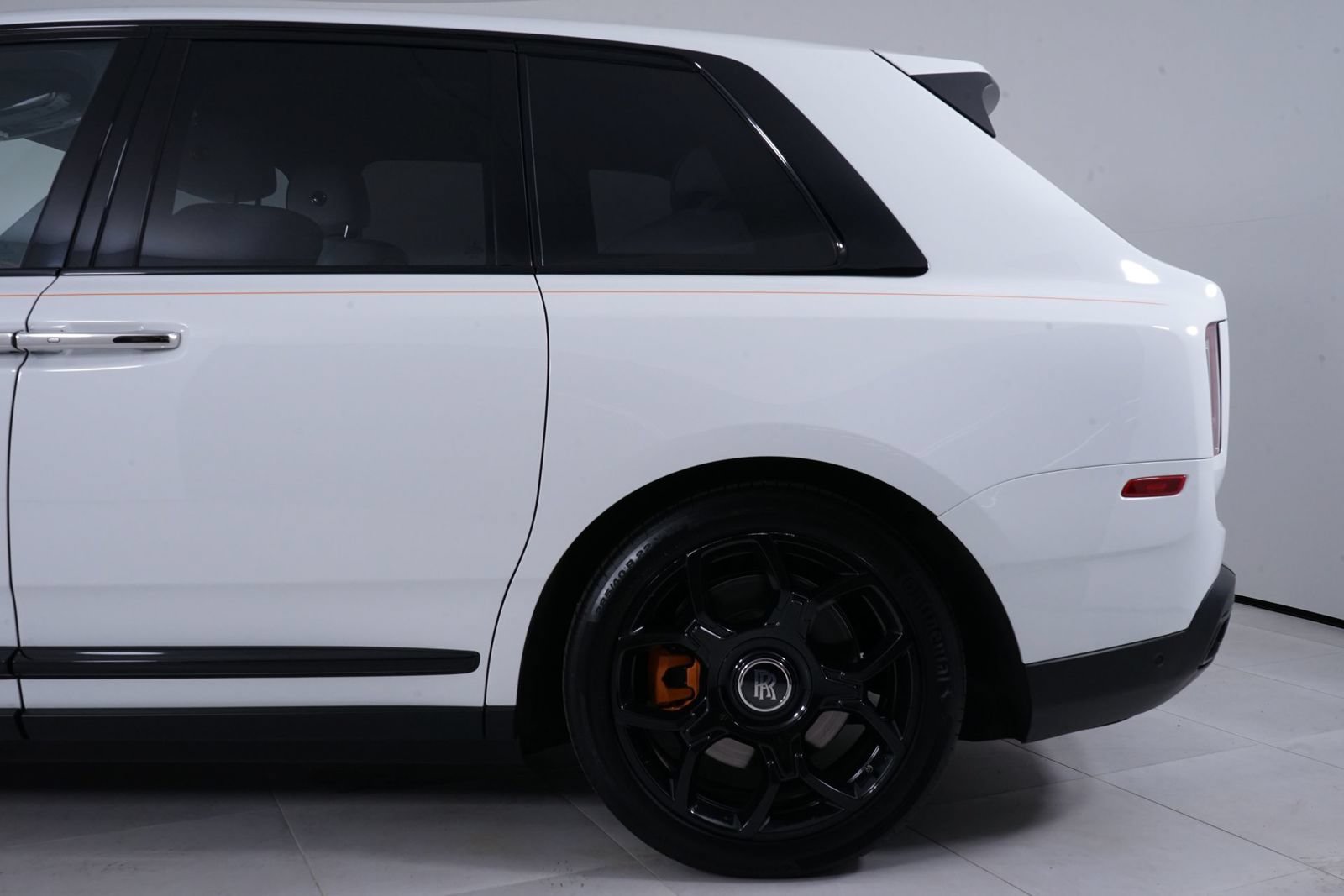 Used 2022 Rolls-Royce Cullinan Black Badge w/ Dark Exterior Package AWD/4WD image 12