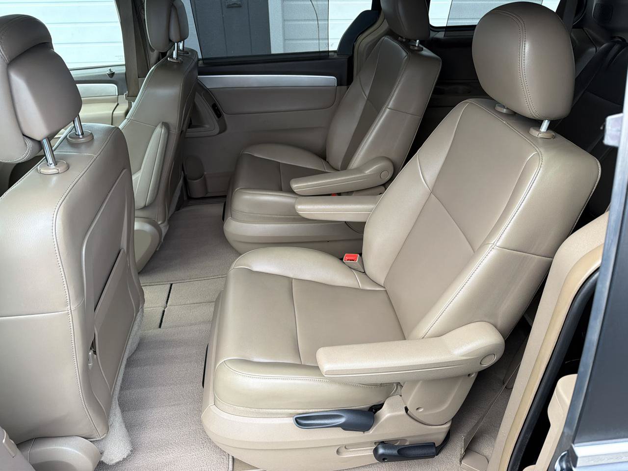 Used 2011 Volkswagen Routan SE FWD image 9