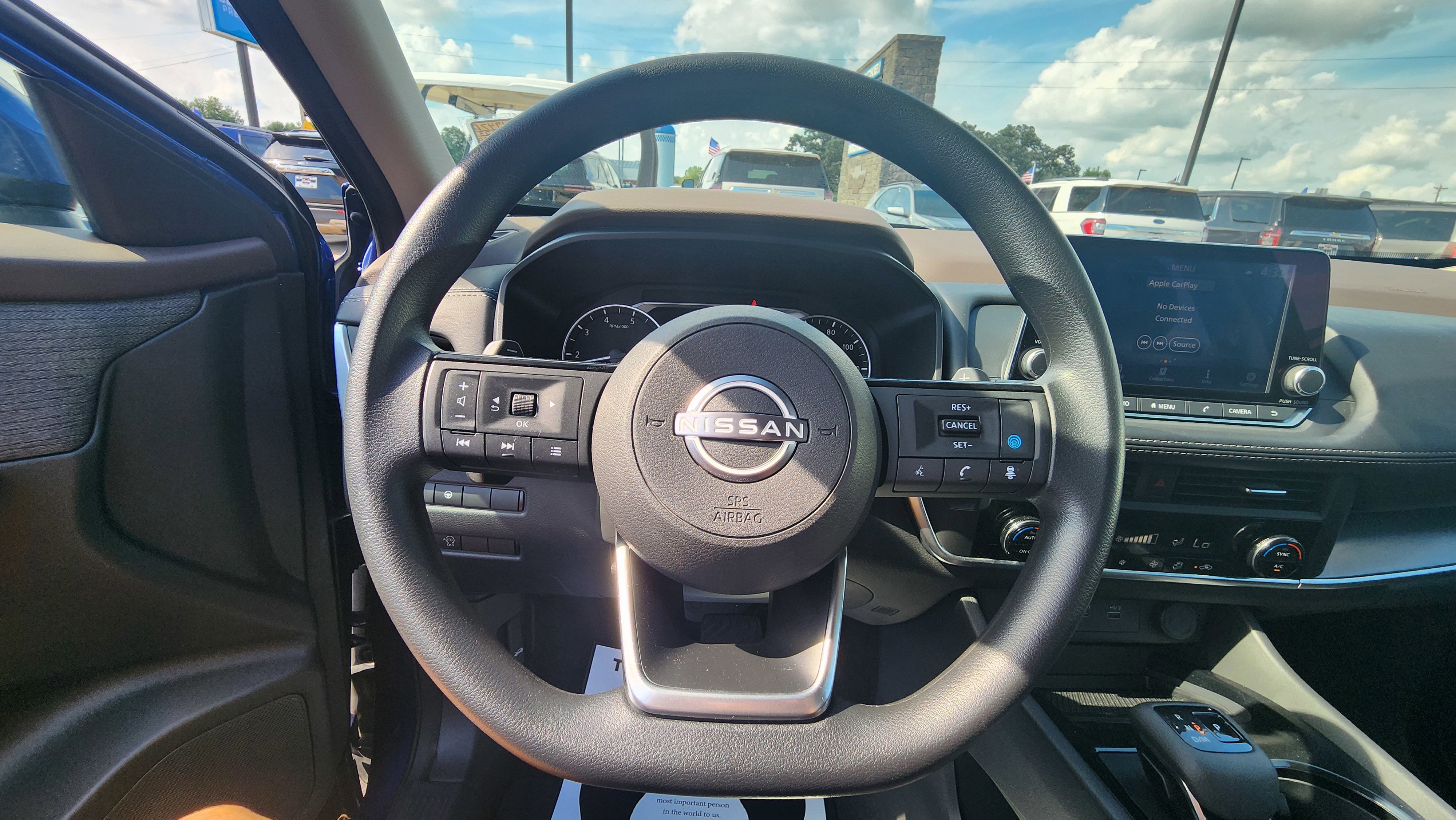 Used 2023 Nissan Rogue SV image 9