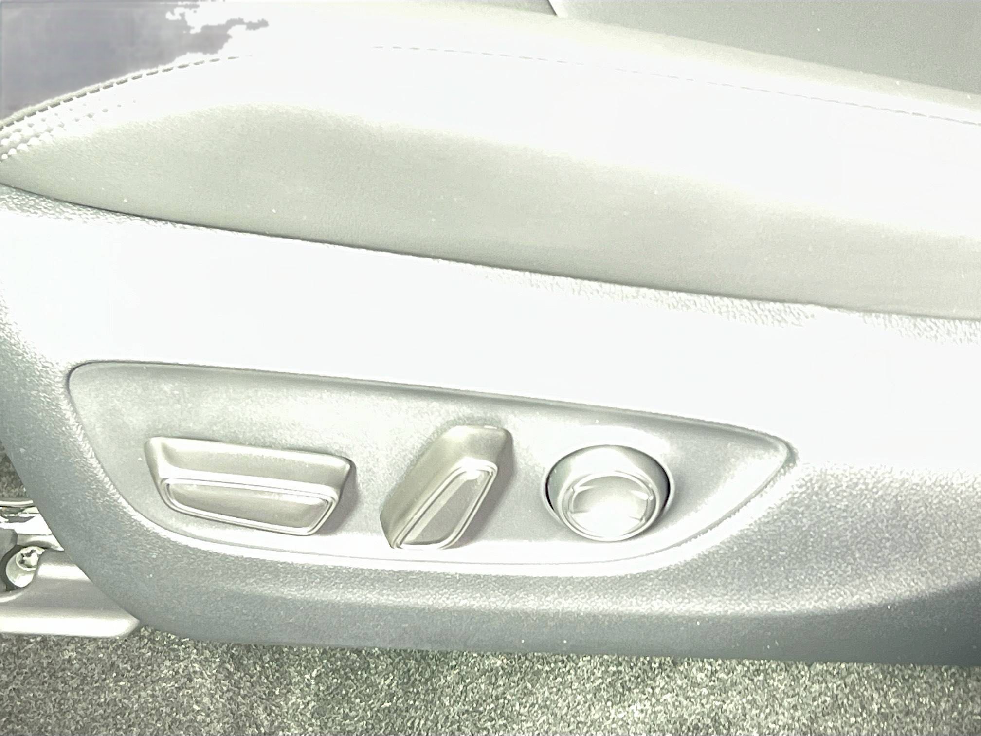 Used 2025 Toyota RAV4 XLE Premium image 15