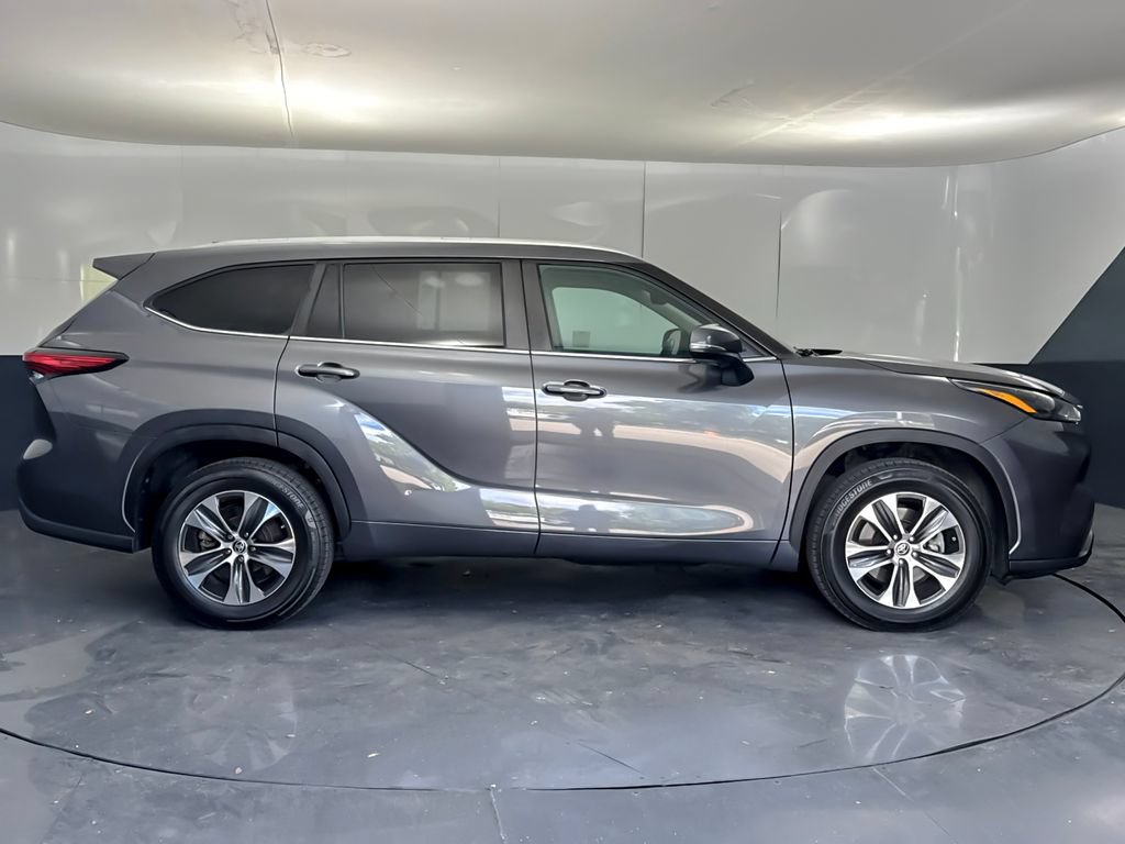 Used 2023 Toyota Highlander XLE FWD image 2