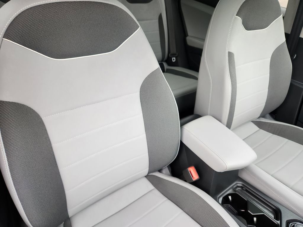 Certified 2024 Volkswagen Taos SE image 16