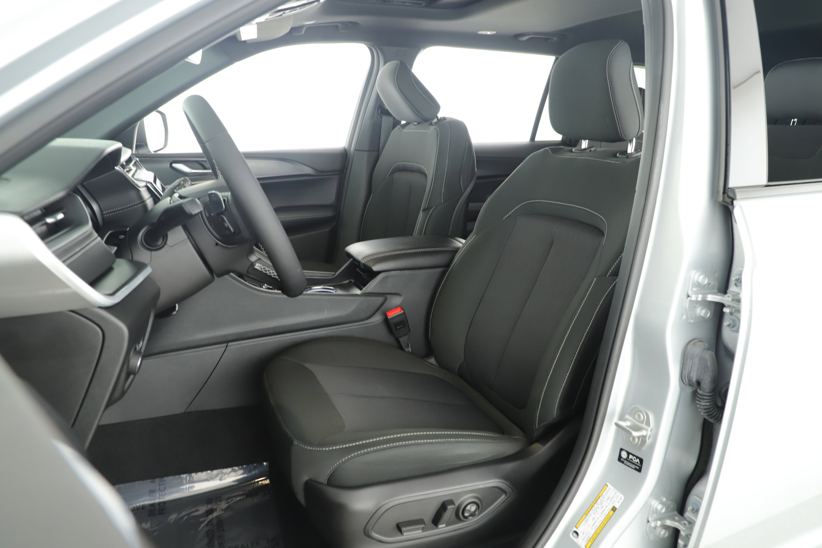 Used 2025 Jeep Grand Cherokee L Laredo w/ Luxury Tech Group I image 11