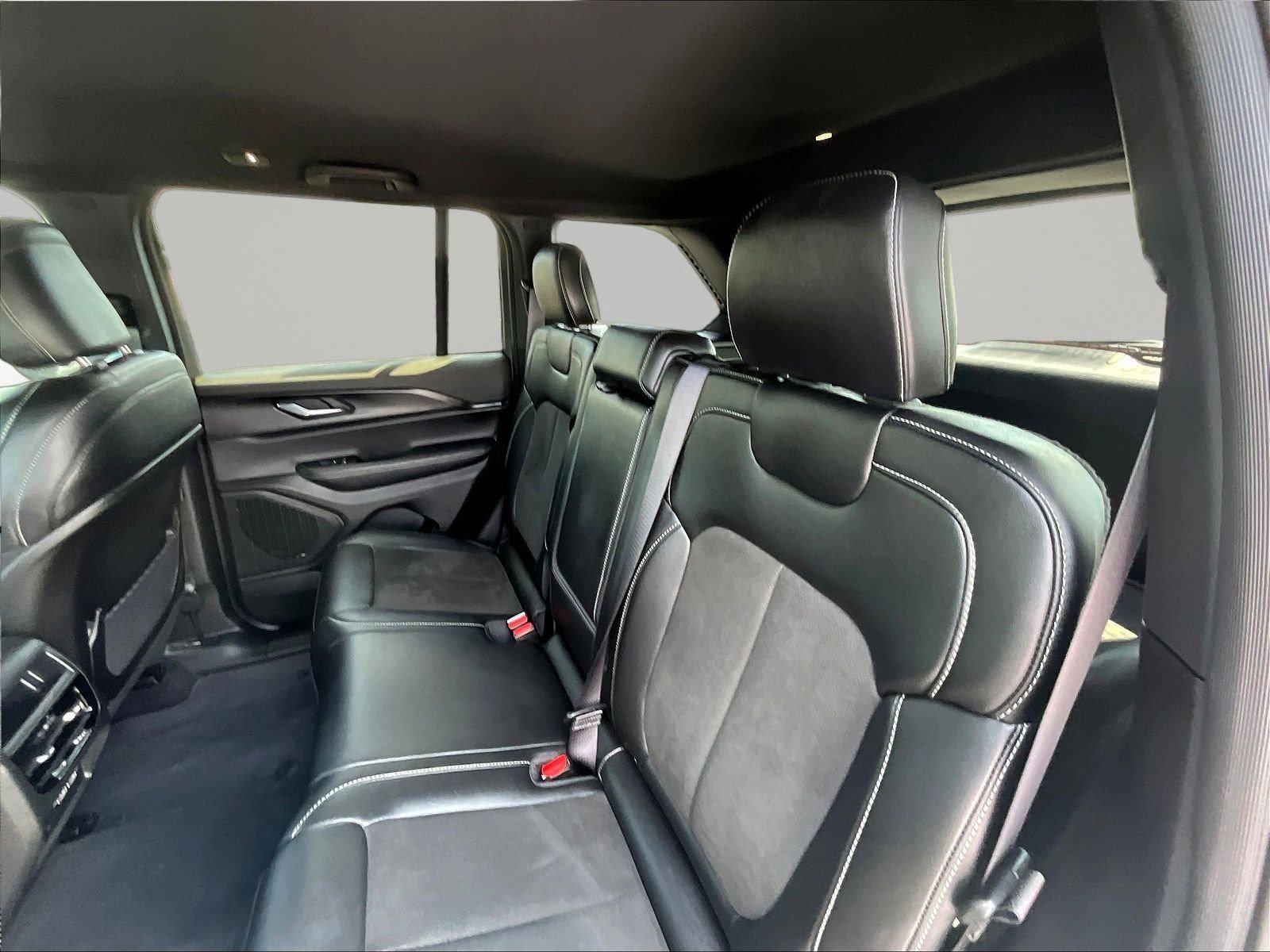 Used 2025 Jeep Grand Cherokee Altitude AWD/4WD image 22