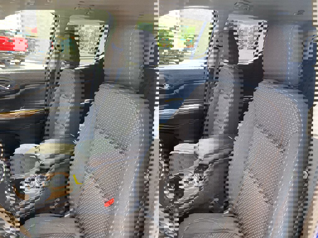 Used 2023 GMC Acadia SLE image 18