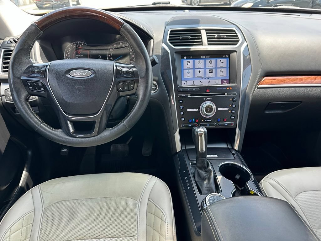 Used 2018 Ford Explorer Platinum AWD/4WD image 4