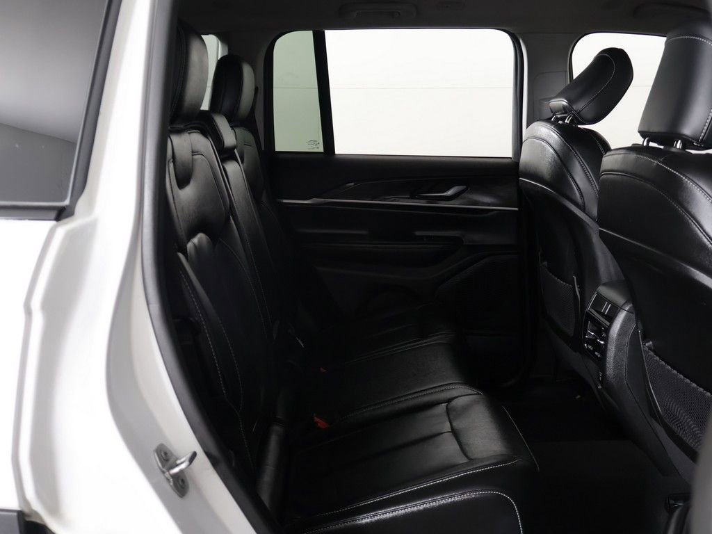 Used 2023 Jeep Grand Cherokee Limited w/ Black Appearance Package AWD/4WD image 29