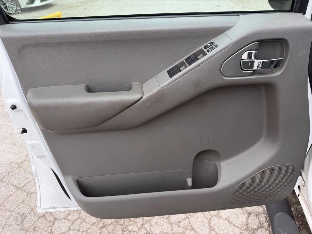 Used 2010 Nissan Frontier SE image 13