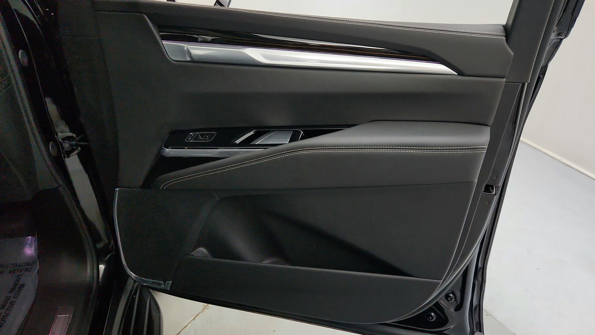 Certified 2025 Cadillac Escalade ESV Premium Luxury w/ LPO, Floor Liner Package AWD/4WD image 28
