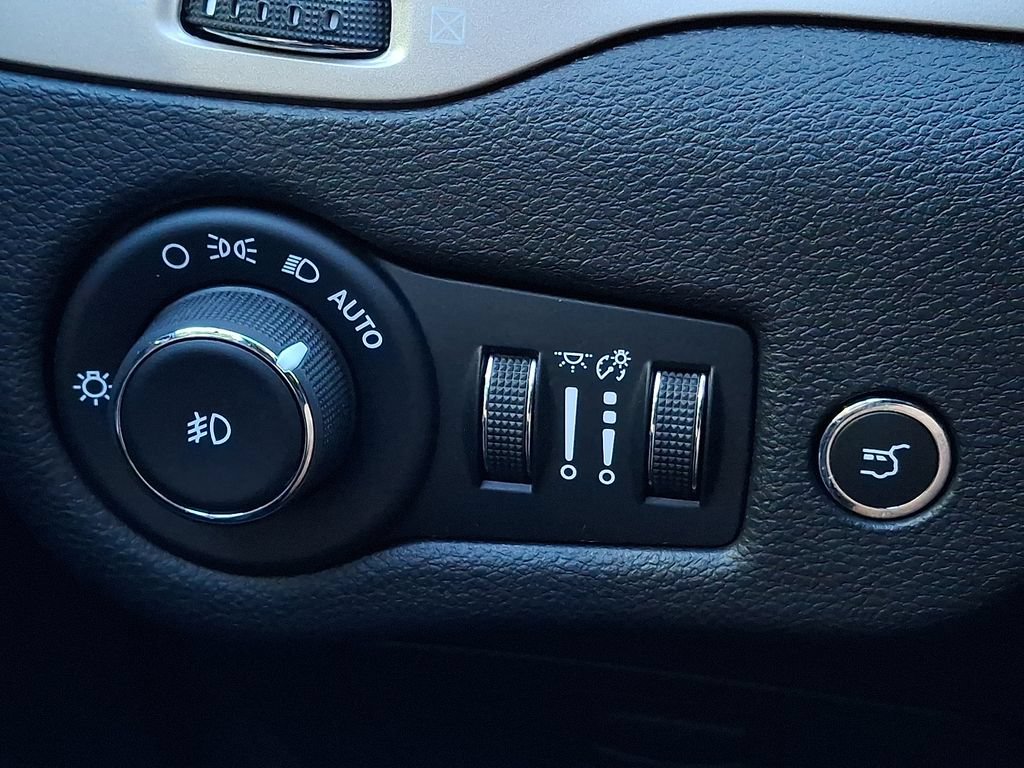 Used 2017 Jeep Cherokee Latitude w/ Comfort/Convenience Group AWD/4WD image 24