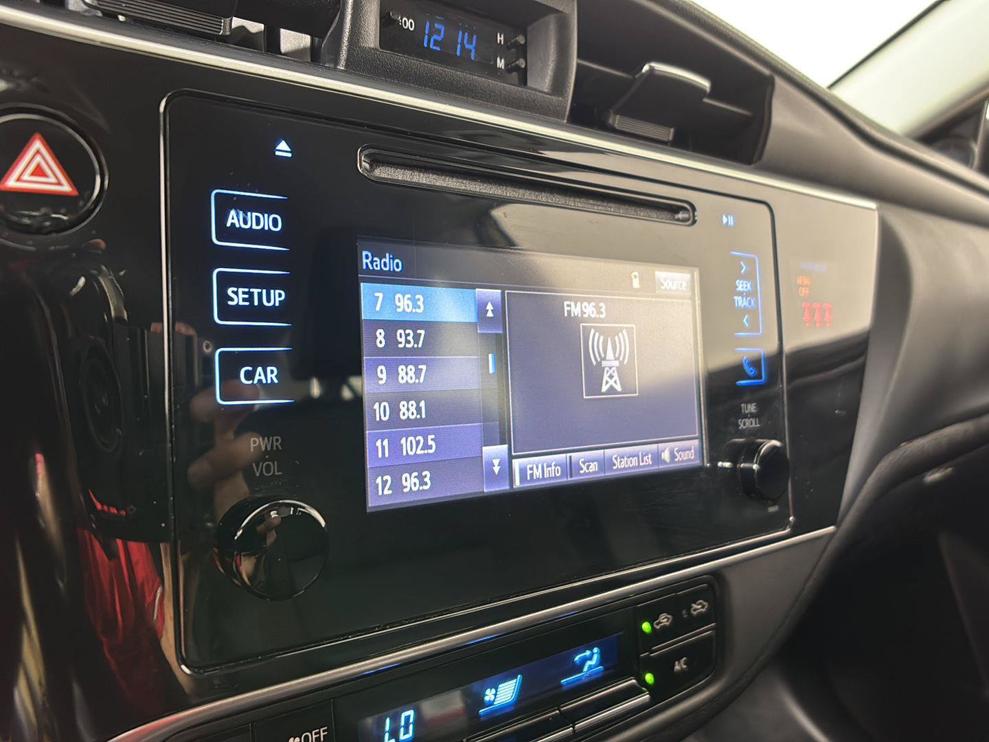 Used 2018 Toyota Corolla LE FWD image 28
