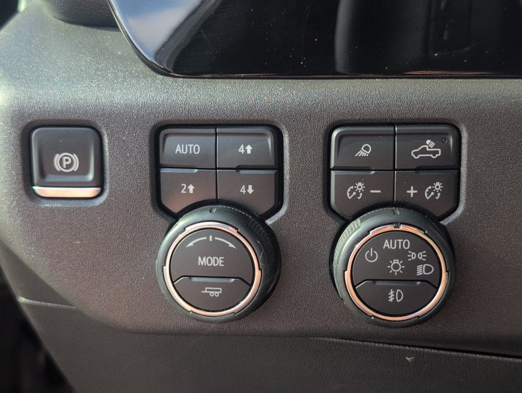 Used 2025 Chevrolet Silverado 1500 LT Trail Boss w/ LT Trail Boss Premium Package AWD/4WD image 32