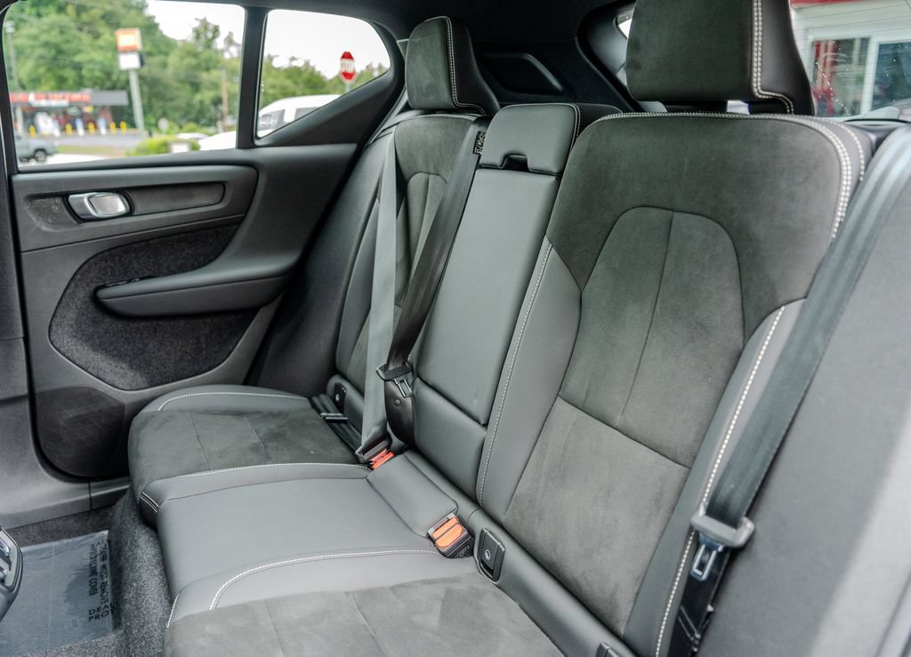 Used 2025 Volvo XC40 B5 Plus AWD/4WD image 20