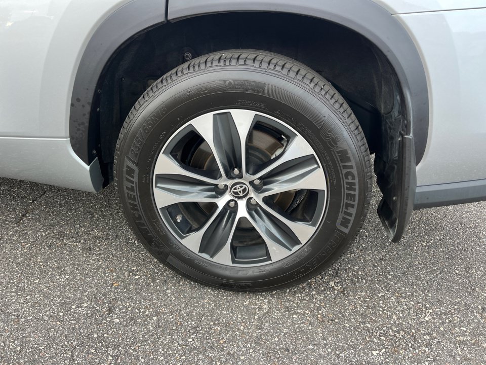 Used 2022 Toyota Highlander XLE AWD/4WD image 22